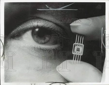 1964 Press Photo Molecular electronic circuit is compared to the human eye