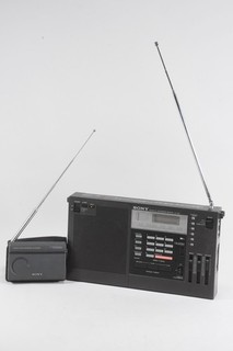 Q94Y07 2x Sony Radio Weltempfänger Receiver ICF 2001 u ICF SW100