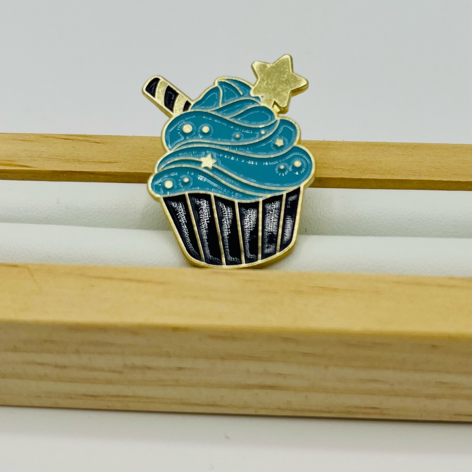 Cupcake novelty pin. Metal enamel.-image
