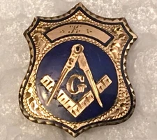 VINTAGE 10K, .88 GRAMS YELLOW GOLD MASON MASONIC PIN IN ORIGINAL BOX