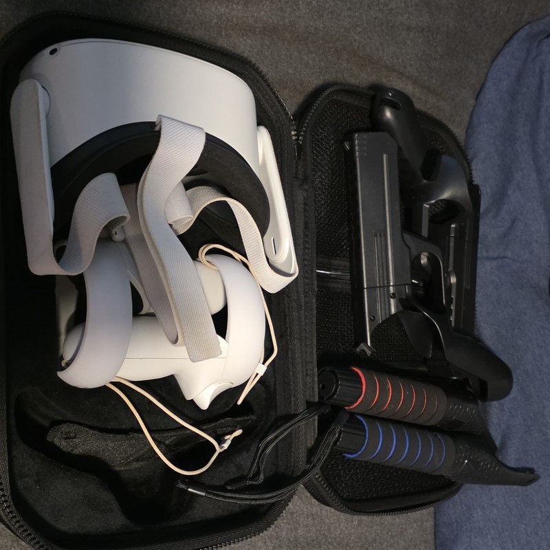 Meta Quest 2 VR Headset White w/ 2 Controllers & carrying case