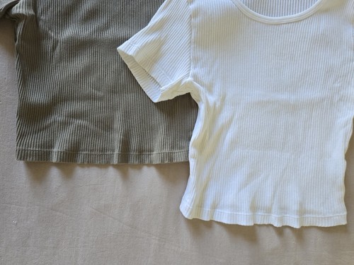 UNIQLO - Ribbed Short Sleeve Tees in Olive & Cream, XS/S - Bild 4 von 8