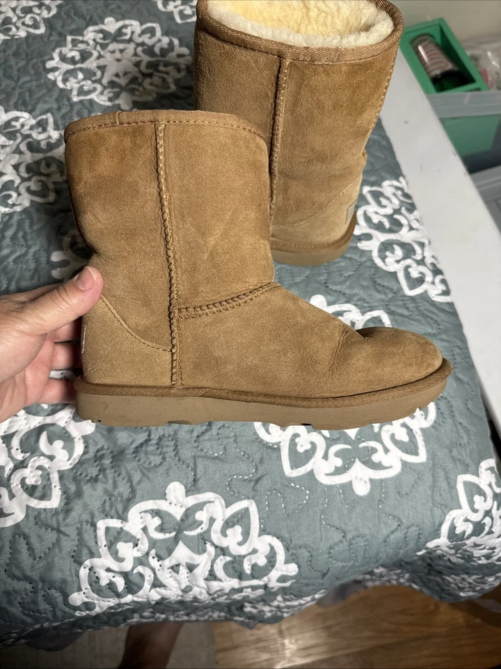 Bota UGG Classic II para niños - gamuza castaño, talla 4 EE. UU. 1017703K usada en excelente estado Foto 4 de 4