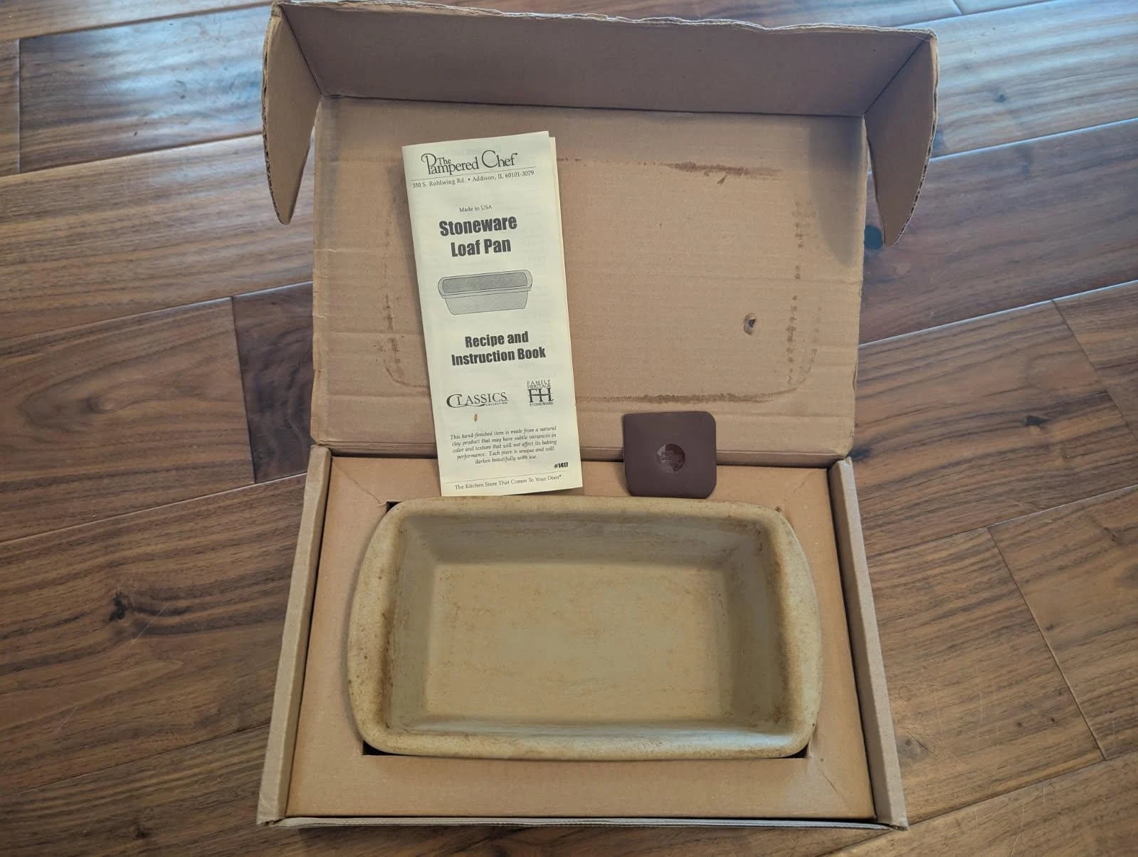 Pampered Chef 1417 Stoneware Loaf Pan - Made in USA - Box & Scraper - Seasoned