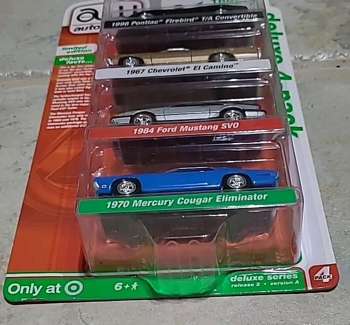 Auto World Deluxe 2 Pack Chevy 1980 Camaro Z28 1984 Z28 Versions A & B