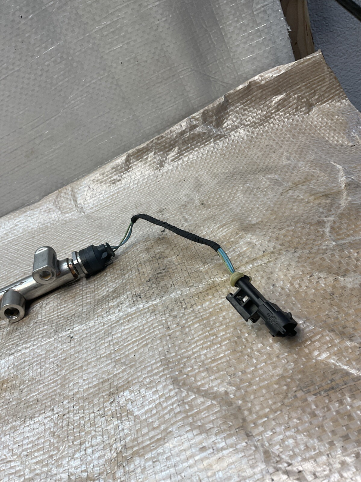 14-20 Maserati QuattroPorte 3.0 302kW  Left Fuel rail main line pipe 129140365