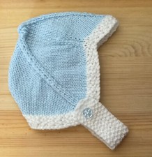 HAND KNITTED BABY HAT / HELMET - BIRTH TO 3 MTHS - PALE BLUE  WHITE - NEW