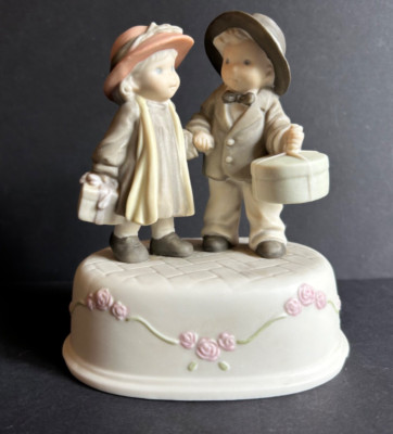 VTG 1997 Music Box NBM Bahner Studio Enesco Porcelain Ceramic Couple Figurine