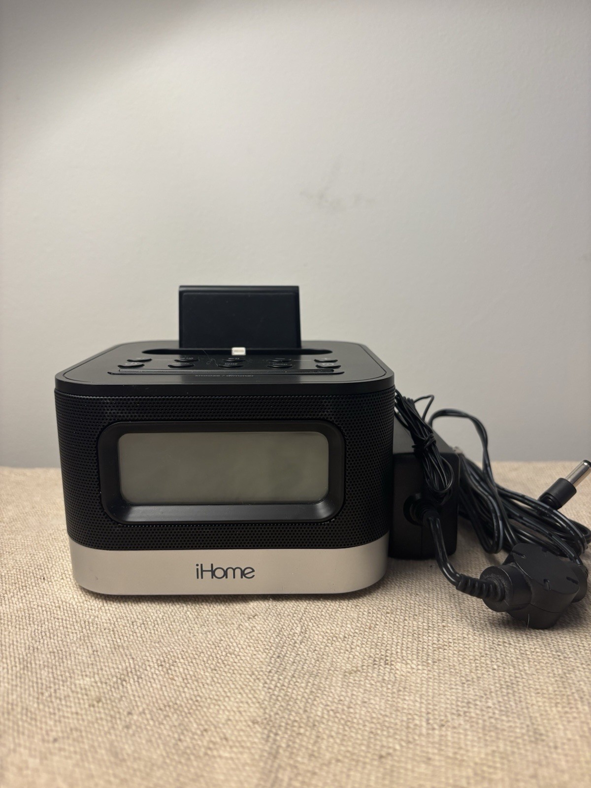 iHome iPL8 Stereo FM Clock Radio with Lightning Dock for iPhone / iPod