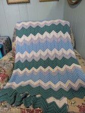 Vintage Hecho a Mano 60 X 90 Azul Gris Verde Chevron Rayas Ganchillo Afgano Suave!