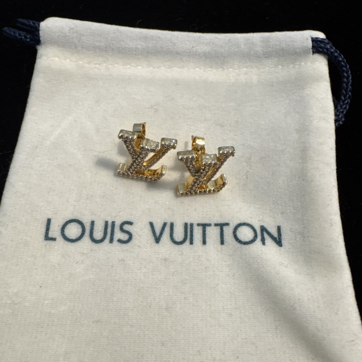 【Louis Vuitton】goldスタッドが印象的 ☆ LV Studs ネックレス White Gold Louis Vuitton LV Iconic 1cm Diamond Stud Earrings