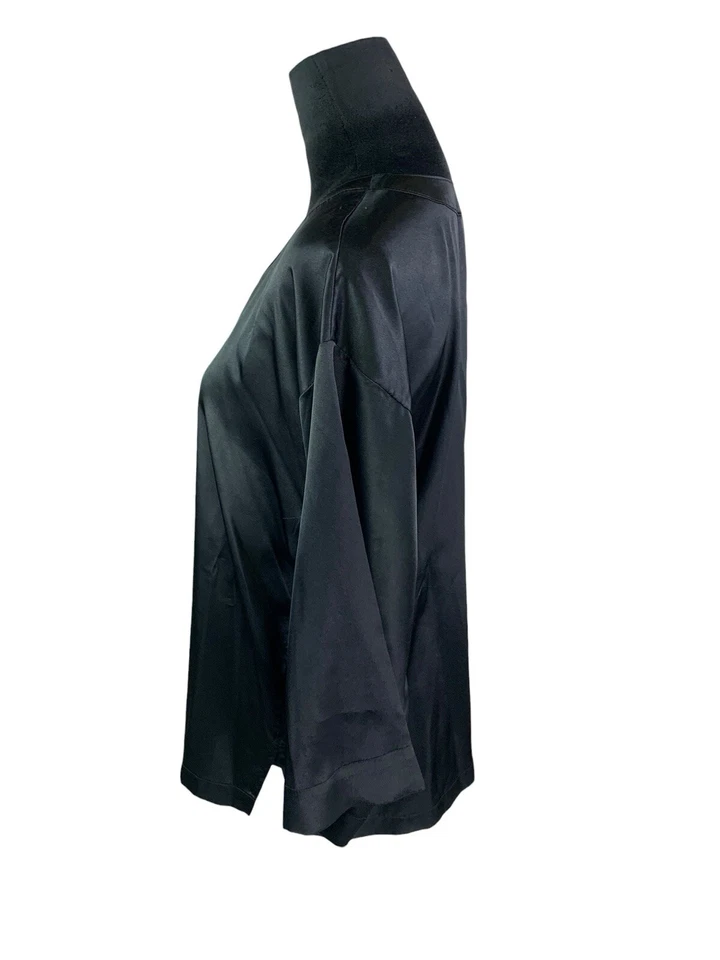 Camisa para dormir Natori negra satinada manga kimono ancha talla S Foto 4 de 4