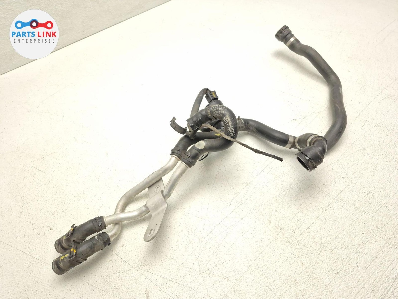 2016-20 BENTLEY BENTAYGA RIGHT ENGINE COOLANT WATER PIPE AUX VALVE 6.0L 636 OEM