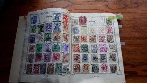 OLD WYNDHAM STAMP ALBUM : SMALL WORLD COLLECTION-1295 USED STAMPS. - 第 3/20 張圖片