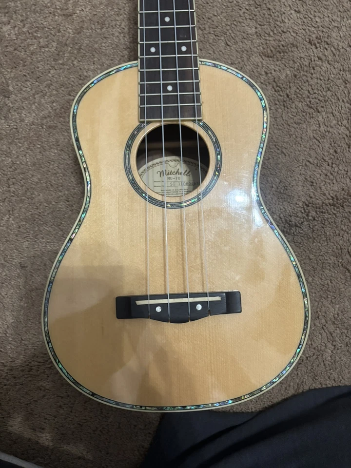 Mitchell 12 Fret - 4 弦音乐会尤克里里 - 型号 MU-70/N 带手提袋 — 第 3/4 张图片