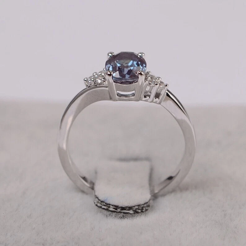 Anillo de tres piedras de alejandrita de corte ovalado de 1,75 quilates en plata de ley 925 Foto 2 de 4