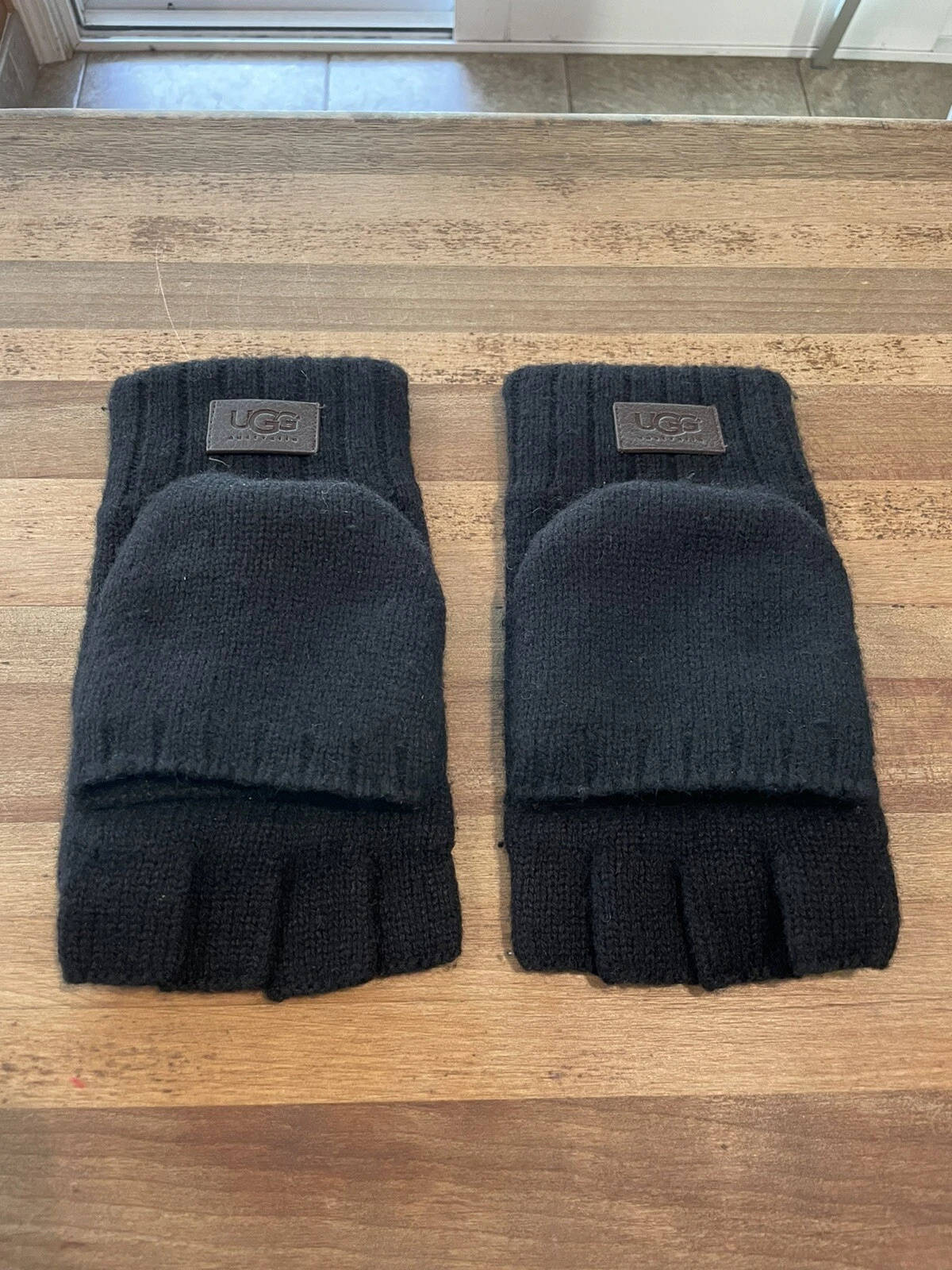Mens Black Ugg gloves magnetic with leather trim