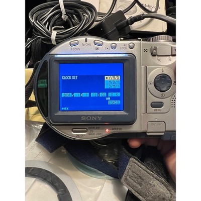 Sony Mavica MVC-CD300 Digital Camera CD 2.1MP 3x Optical Zoom w/Accessories