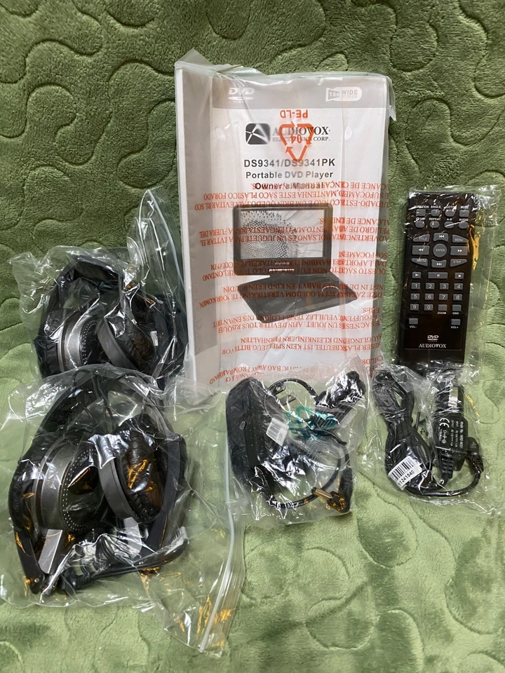"Kit de reproductor de DVD portátil giratorio Audiovox 2012 de 9"" con 2 auriculares, cables, bolsa, nuevo en caja" Foto 3 de 4