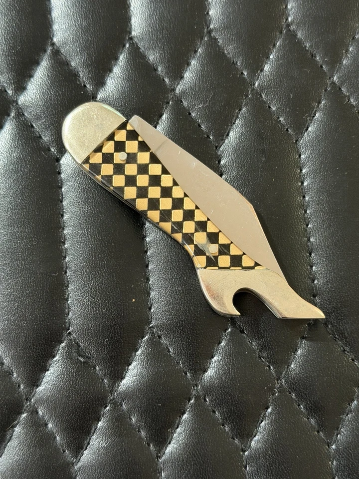 Cuchillo de Bota Remington UMC con Hoja Plegable y Abridor de Botellas Negro Dorado a Cuadros Foto 4 de 4