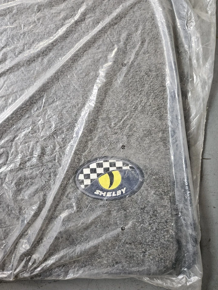 Juego de 2 alfombrillas Shelby Serie 1 1999-2000 OEM grises con logotipo - nuevo stock antiguo Foto 2 de 3