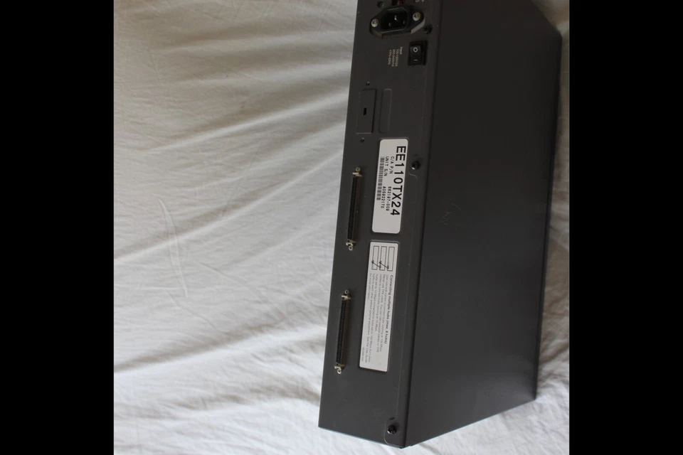Intel Express 10/100 24-Port Stackable Hub EE110TX24 - Image 4 of 4