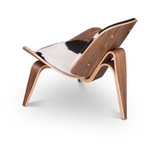Sedia Shell con pelle bovina stile Hans J Wegner. Vera pelle di mucca bianca marrone e noce