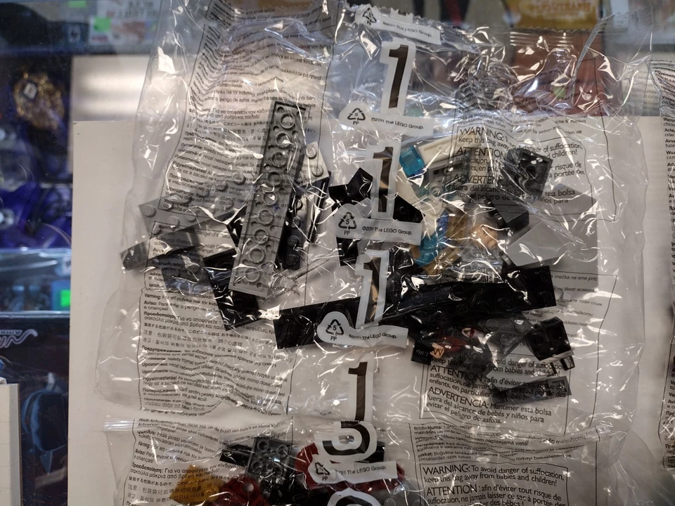 LEGO HULKBUSTER 76031 HULK FACTORY SEALED BAGS WITH MANUAL NO BOX NO STICKERS - Image 3 of 4