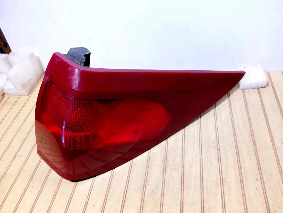 Buick Rendezvous 2004 pasajero (derecha) cuarto de luz trasera montado en panel rayado  Foto 2 de 4