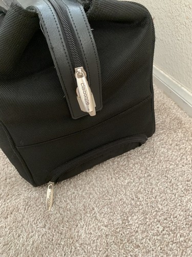 Liz Claiborne 20” X 14” Duffel Bag Wheeled, adjustable and retractable handle - Picture 4 of 12