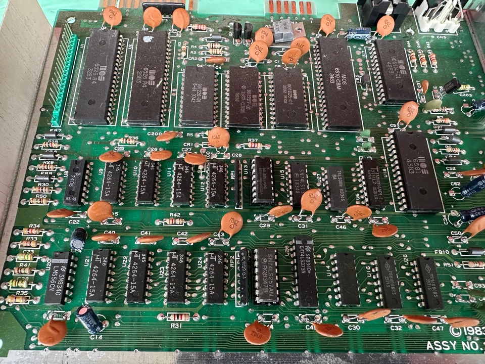 Commodore C64 Mainboard 250407 / ARTWORK NO.251137 REV.C, Voll bestickt, defekt - Bild 4 von 4