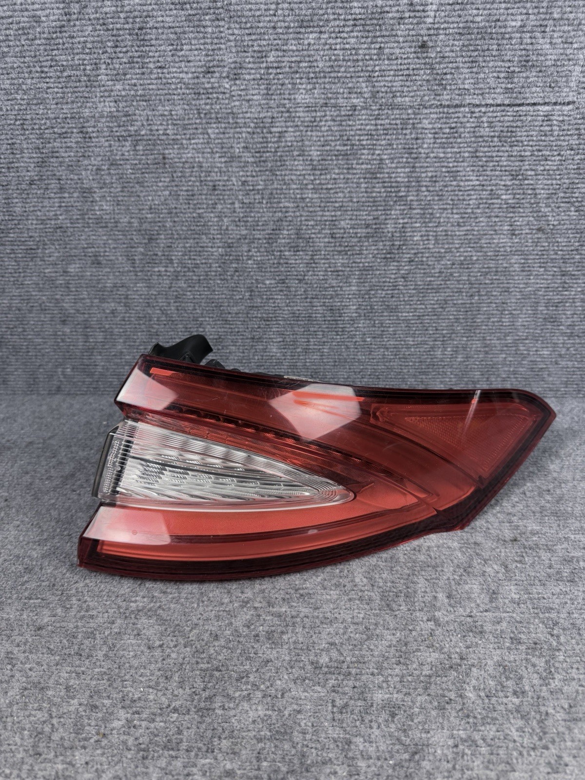 2017 - 2020 MASERATI LEVANTE REAR RIGHT SIDE OUTER TAILLIGHT LIGHT LAMP OEM