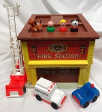 1979 VINTAGE WORKING FISHER PRICE PLAY FAMILY FIRE STATION 928 w/ accessories