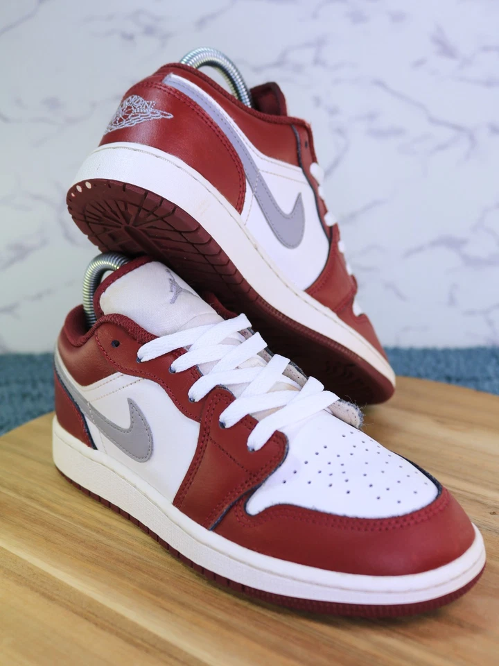 Nike Air Jordan 1 Zapatos Bajos Borgoña Burdeos Madera de Cerezo 553560-615 Niños Talla 4.5Y Foto 2 de 4