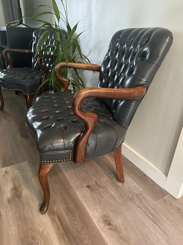 HICKORY CHAIR COMPANY "BONITO" PAR DE SILLAS DE BIBLIOTECA DE CUERO CHESTERFIELD DE COLECCIÓN Foto 2 de 4