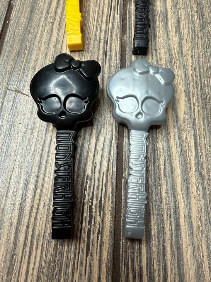 Monster High Hair Brush Clips Set Of 4 - Yellow Black & Gray Skull Design - Image 2 of 4