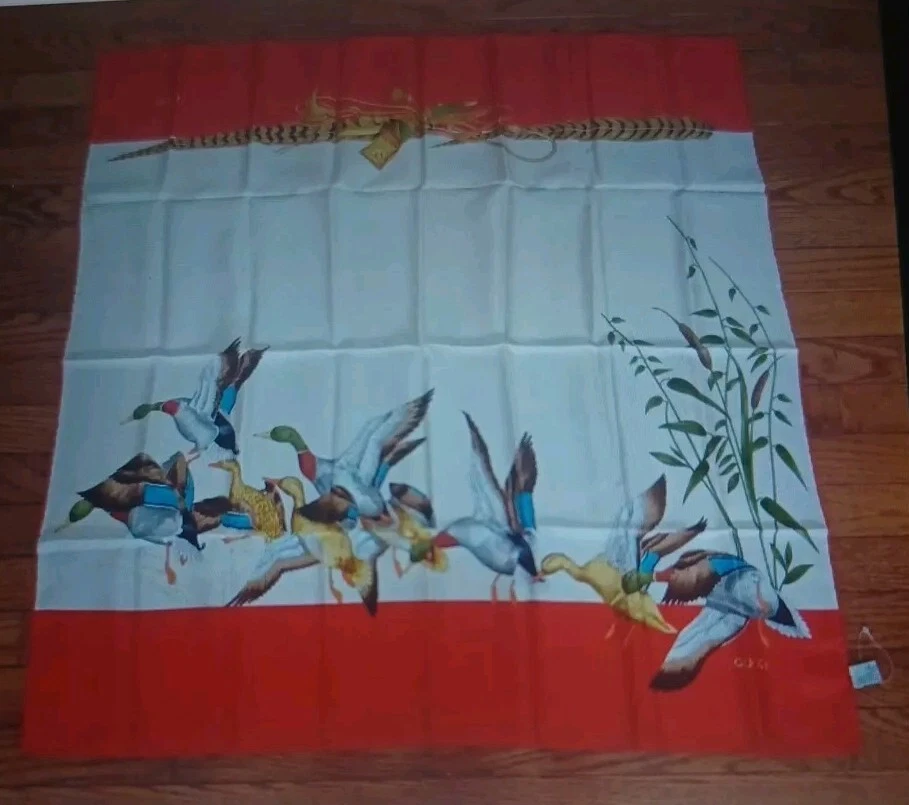 Foulard rouge vintage signé Gucci 2 fois canards en vol 33