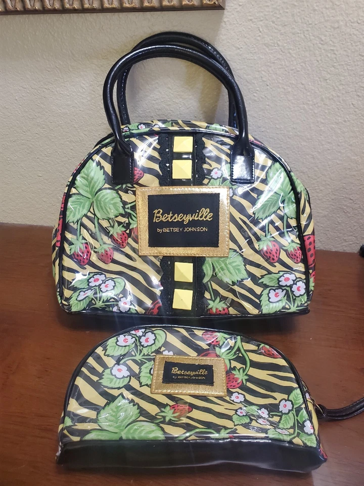RARO Bolso de Mano Betsey Johnson Fresa Cebra y Bolso de Maquillaje Laminado 