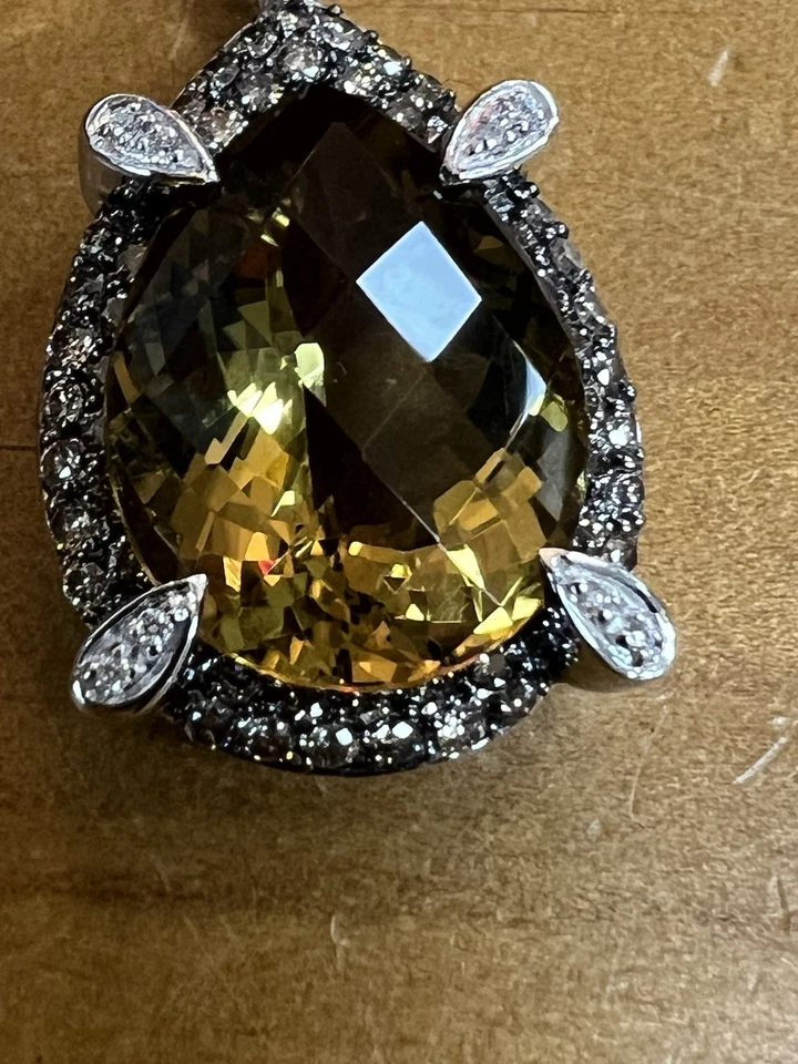 Colgante de diamantes y piedra talla pera CN de oro blanco de 14 quilates LeVian Foto 2 de 4