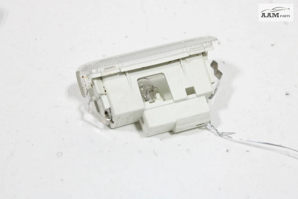 INFINITI QX50 2014-2021 PANEL PUERTA DELANTERA IZQUIERDA CORTESÍA LUZ PASO LÁMPARA OEM Foto 3 de 4