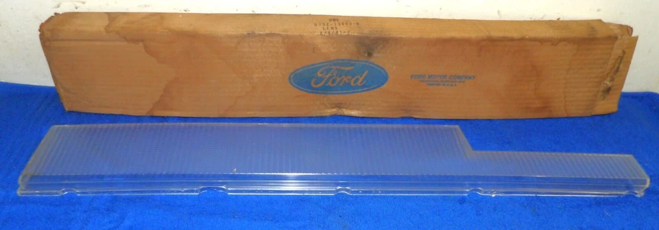 1977 1978 Ford Thunderbird NOS LH REAR TAIL LAMP INNER CLEAR OPTIC LENS - Image 2 of 4
