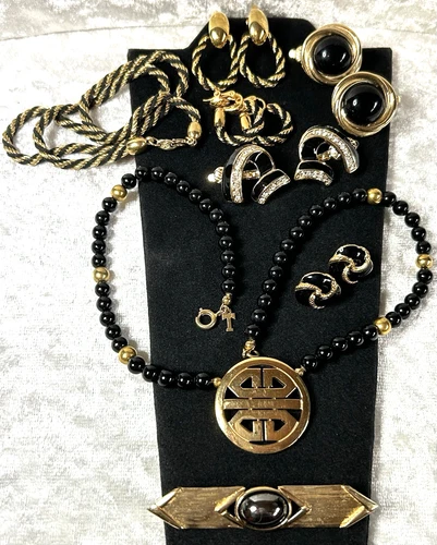 Nice Vintage Lot Crown Trifari & Trifari Black & Gold Tone Mixed Jewelry Lot