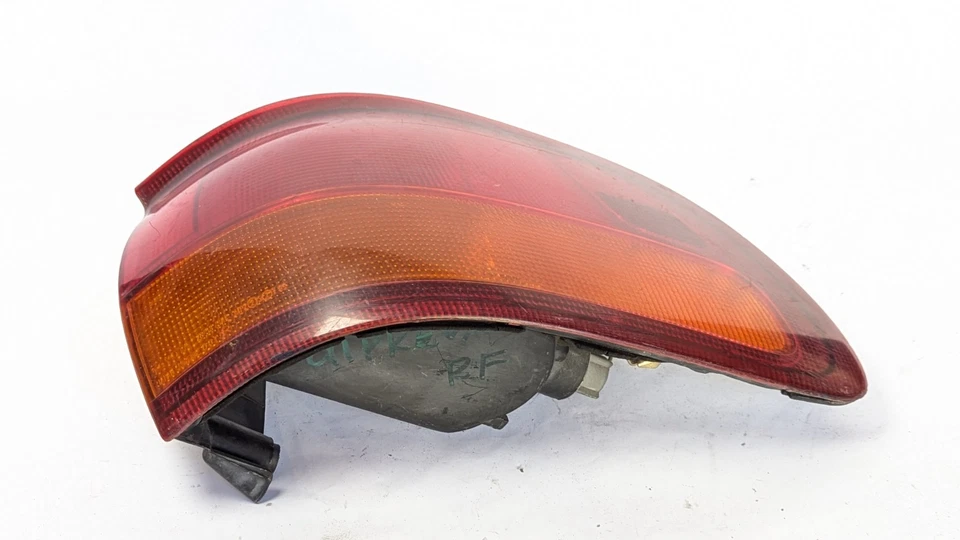 Lámpara de luz trasera lateral derecha Toyota Previa 1991-1997 derecha OEM de fábrica Foto 3 de 4