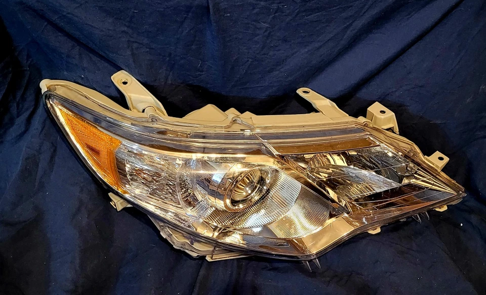 2012-2014 Toyota Camry RH Headlight Assembly - Image 1 of 4