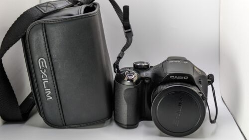 Casio Exilim EX-FH20 Schwarz Point & Shoot Digitalkamera mit Etui - getestet  - Bild 1 von 18