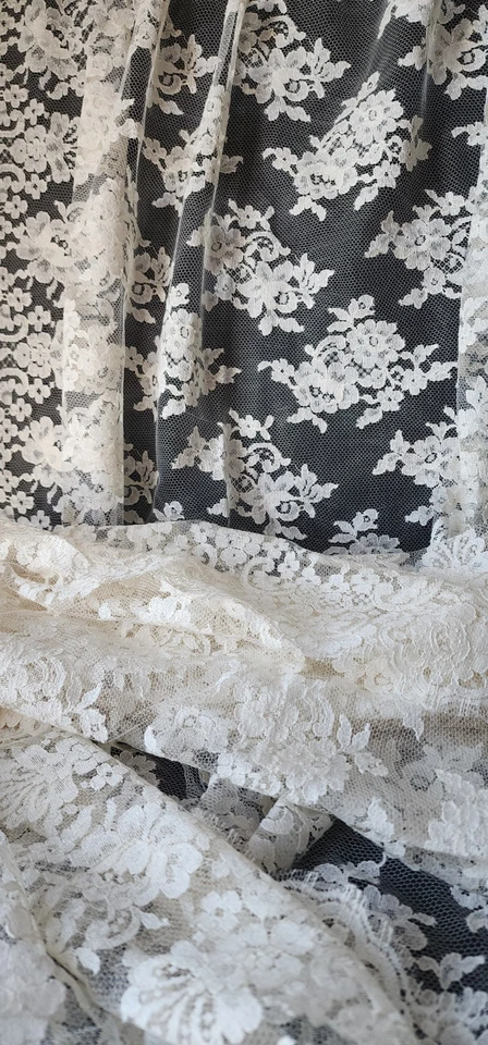 Exquisita tela de encaje Chantilly francés - mezcla de algodón marfil, 3+ yardas Foto 4 de 4