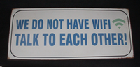 "Schild -\"WE DO NOT Have Wifi Talk TO Each Other"