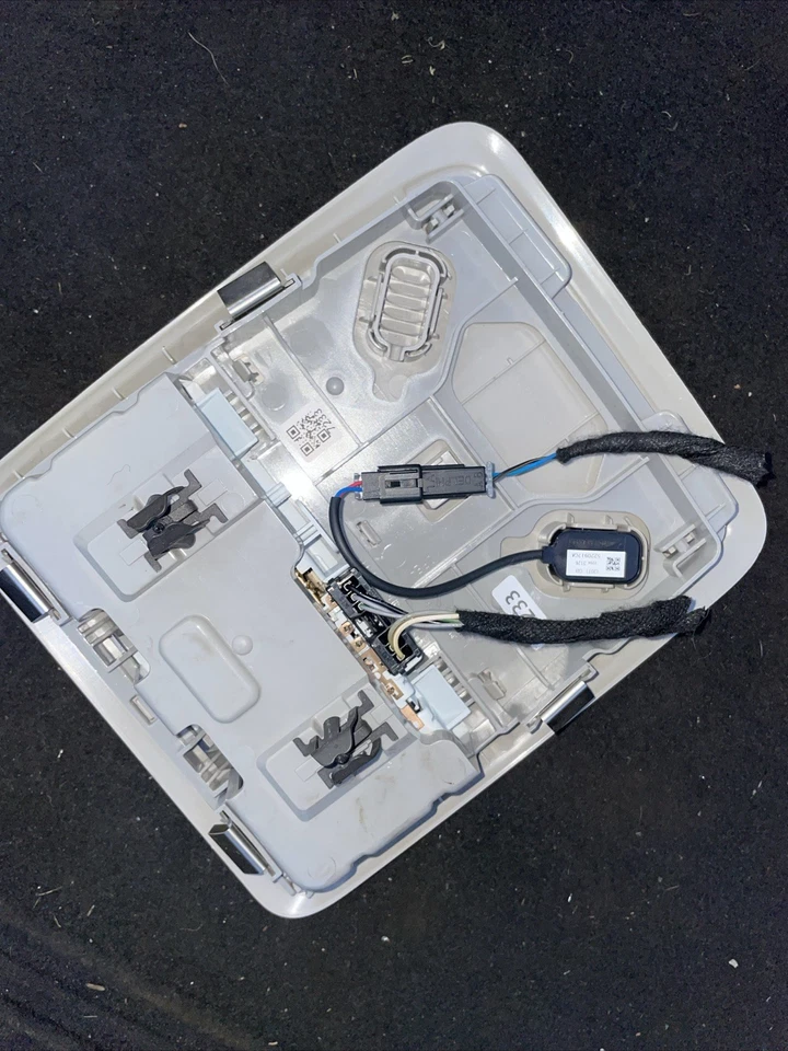 2017 - 2020 BUICK ENCORE FRONT UPPER ROOF OVERHEAD DOME READING LIGHT LAMP OEM - Image 2 of 3