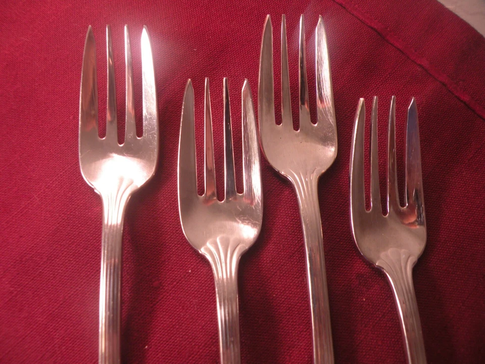 Juego de 4 tenedores de ensalada Retroneu de acero inoxidable 18/10 PRÍNCIPE DE GALES 6 7/8" Foto 2 de 4