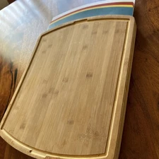 SEVILLE CLASSICS BAMBOO CUTTING BOARD AND 5COLOR-CODED CUTTING MATS